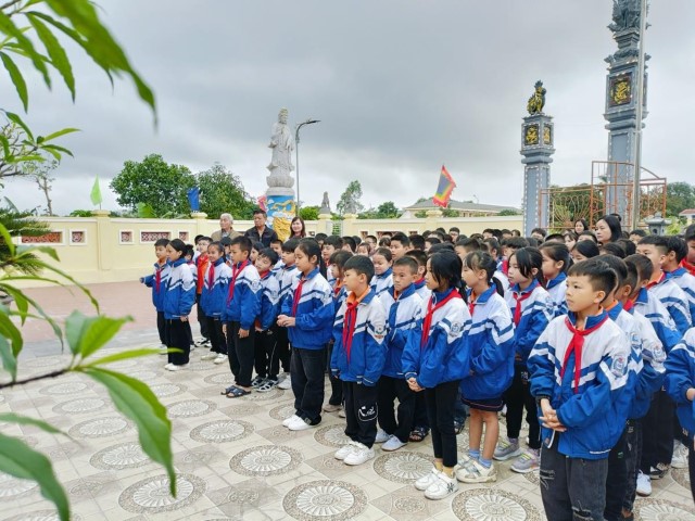 Hàng trăm học sinh tham quan trải nghiệm tại Đền Bình Lãng, phường Bắc Hồng